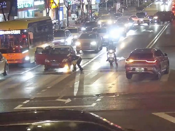 弘盛配资 上海街头，一辆小轿车冒出火光，司机没有察觉！他大喊：“赶快下来！”